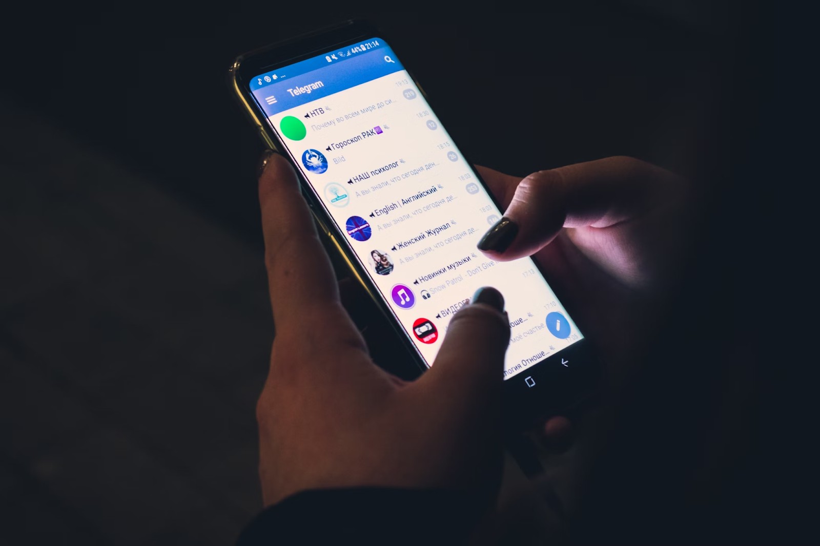 unsplash.com/photos/person-using-smartphone-GWkioAj5aB4