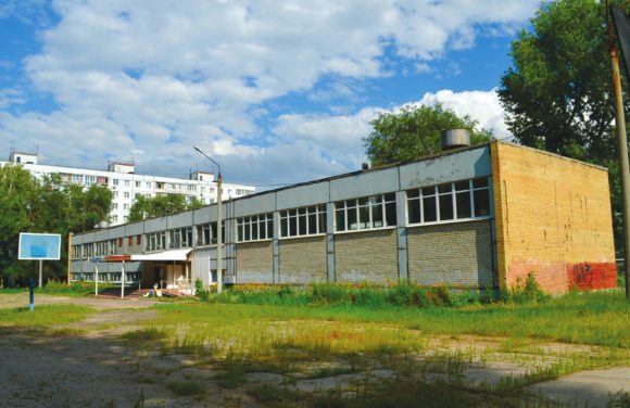 Школа в Самаре, типичная средняя окраинная школа с плохим бюджетом — 432 ученика, 59 сотрудников, 42 тыс. на ученика в год