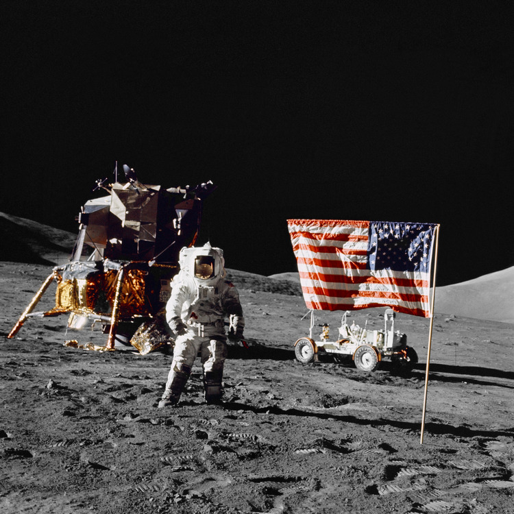 Астронавт-геолог Харрисон Шмитт на лунной поверхности 13 декабря 1972 (NASA, AS17-134-20382)
