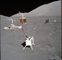 Научная станция ALSEP № 6, доставленная и развернутая на поверхности Луны экипажем «Аполлона-17» (NASA, AS17-134-20500)
