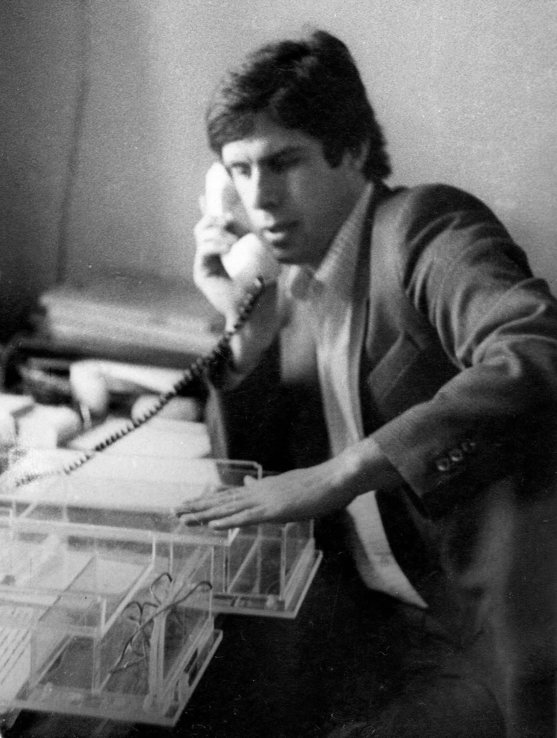 Е. В. Ананьев в своем кабинете. ИОГен, 1984–1986 годы