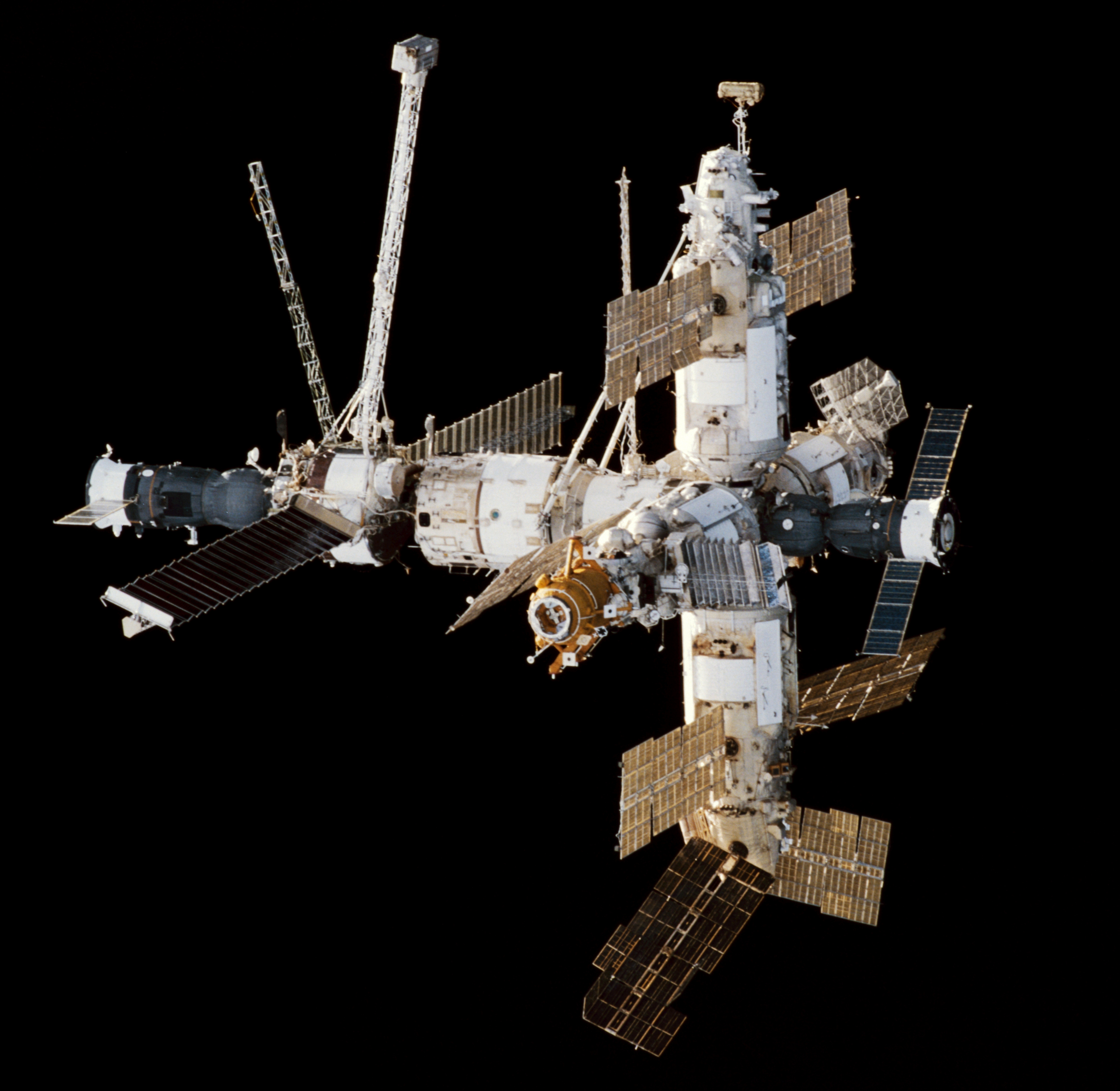 Станция «Мир». Вид с шаттла Endeavour во время STS-89 в начале 1998 года. Фото NASA