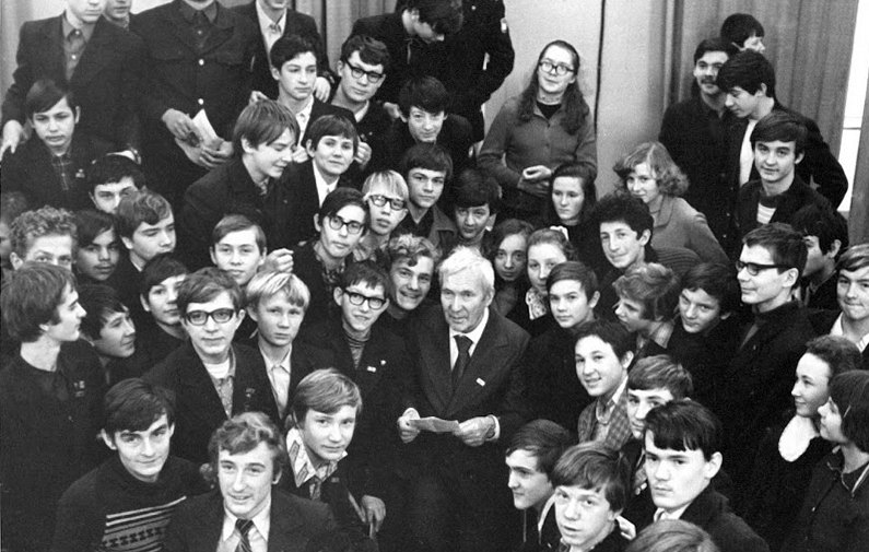 А. Н. Колмогоров среди школьников созданной при его участии ФМШ № 18 при МГУ