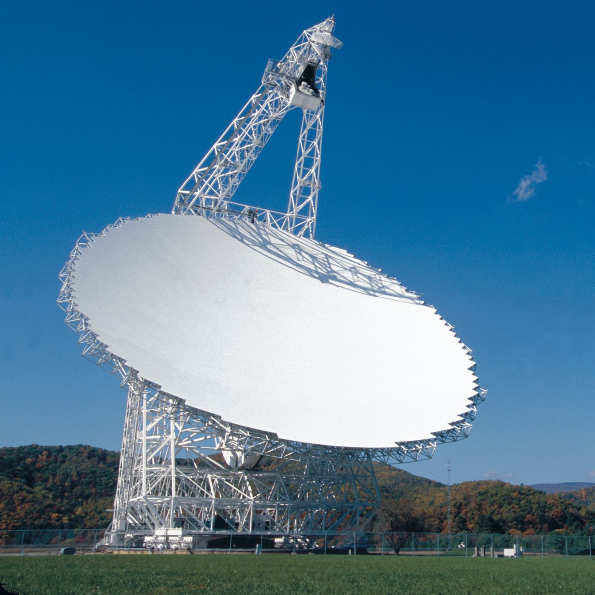 Телескоп обсерватории Грин-Бэнк (NRAO/AUI/NSF)