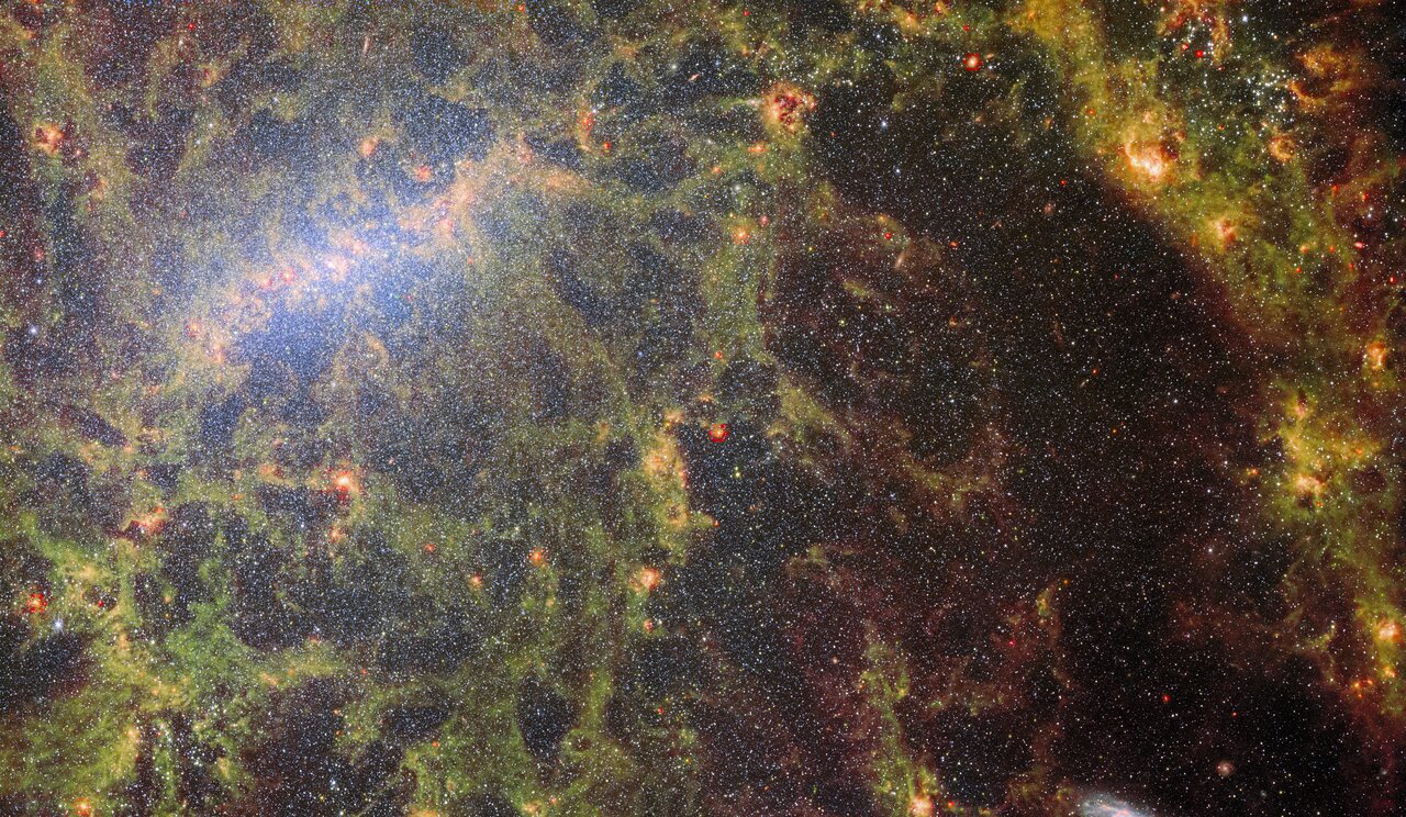 Изображение спиральной галактики с перемычкой NGC 5068, полученное на основе снимков с двух камер телескопа «Джеймс Уэбб» — MIRI и NIRCam (ESA/Webb, NASA & CSA, J. Lee and the PHANGS-JWST Team)