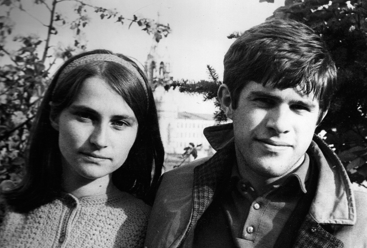 Первое свидание. Женя Ананьев и Оля Данилевская. Кремлевский сад в цветущих яблонях. Москва. 17 мая 1968 года (фото из книги)