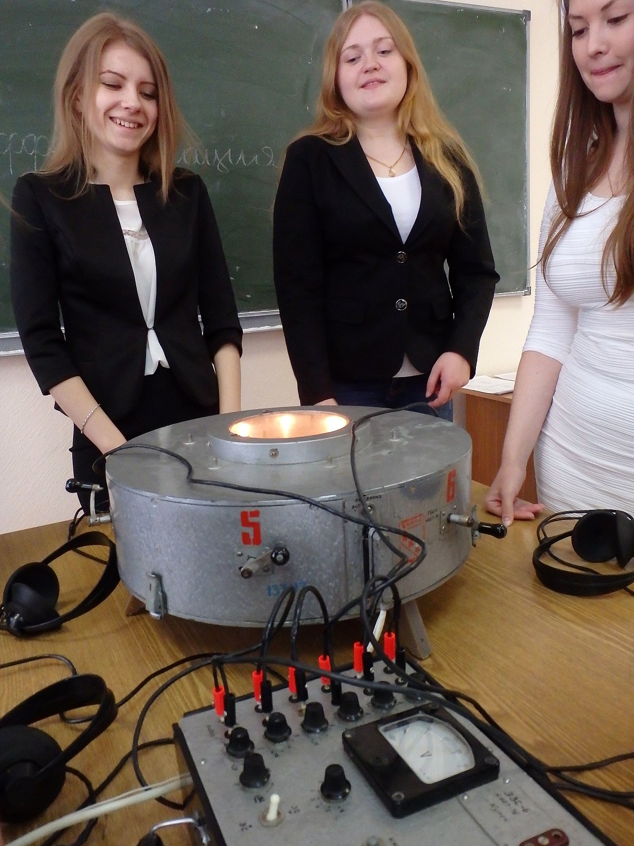 Работа с групповым сенсомоторным интегратором и стрессором. Прибор ГСИ-7 («Википедия»)