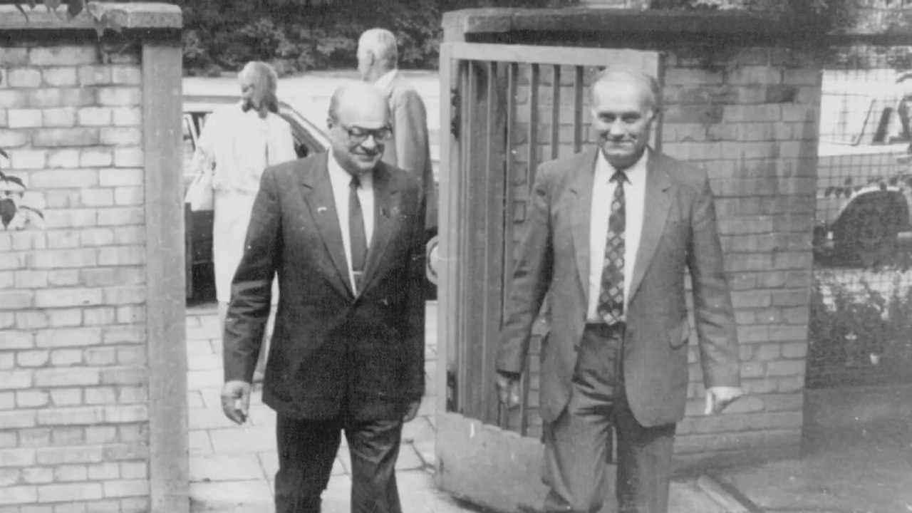 Н. Г. Басов посещает ИФПЛМ в 1979-м, справа — директор института С. Денус