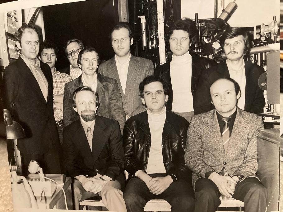 Группа А. С. Шиканова — победительница конкурса на лучшую группу ФИАНа 1978 года за результаты, полученные на установке «Кальмар». Сидят (слева направо): Ю. Захаренков, А. Шиканов, А. Рупасов.Стоят: Н. Новиков, Б. Макаров, Н. Зорев, А. Ерохин, А. Кологривов, С. Шеин, М. Осипов