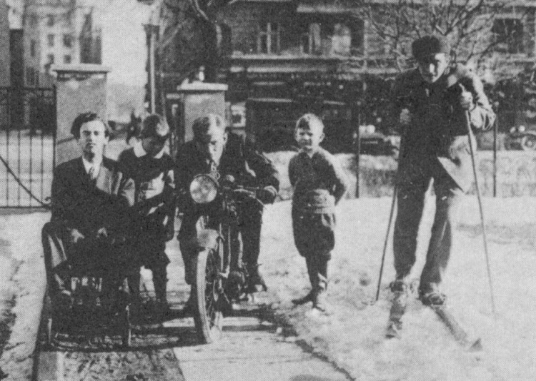 Ноябрь 1930 года. Гамов и Ландау в Институте Нильса Бора во дворе (на лыжах — Эдвард Теллер)