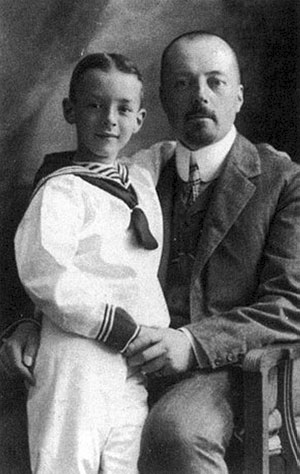 Набоков-младший в возрасте семи лет с отцом, 1906 год