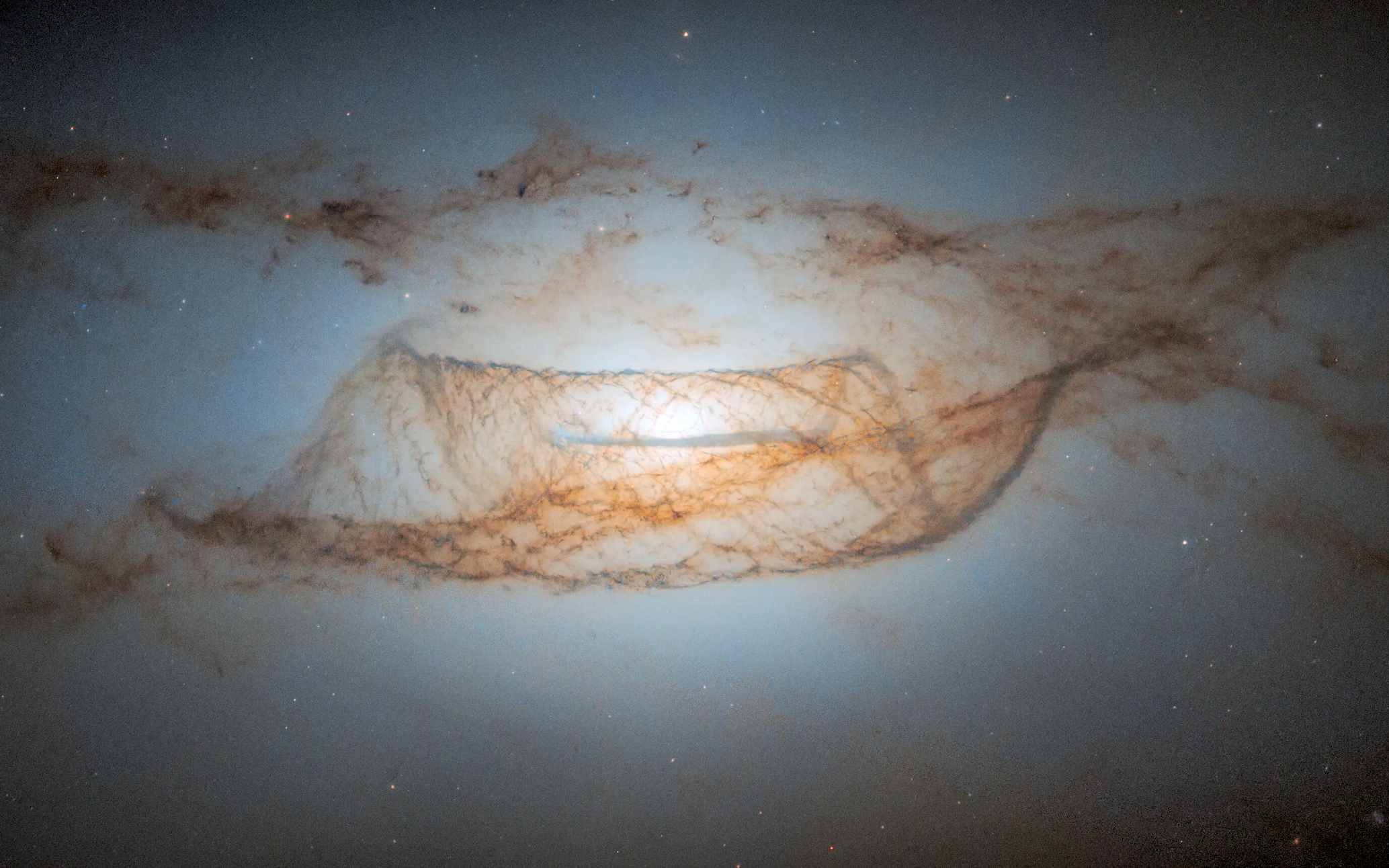 Линзовидная галактика NGC 4753. Снимок космического телескопа «Хаббл». ESA / Hubble и NASA, Л. Келси