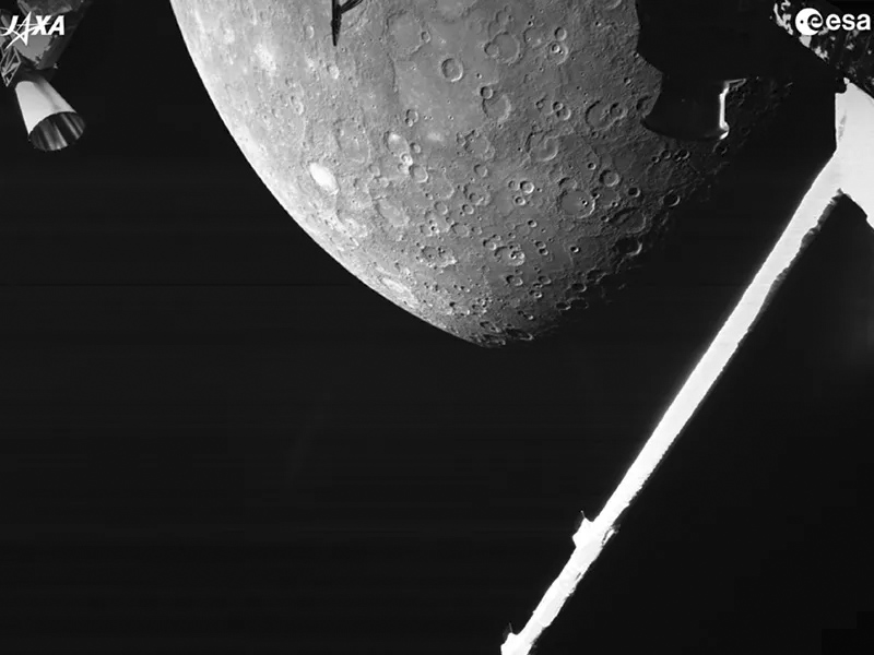 Вид северного полушария Меркурия 1 октября 2021 года, когда BepiColombo пролетал мимо планеты во время гравитационного маневра