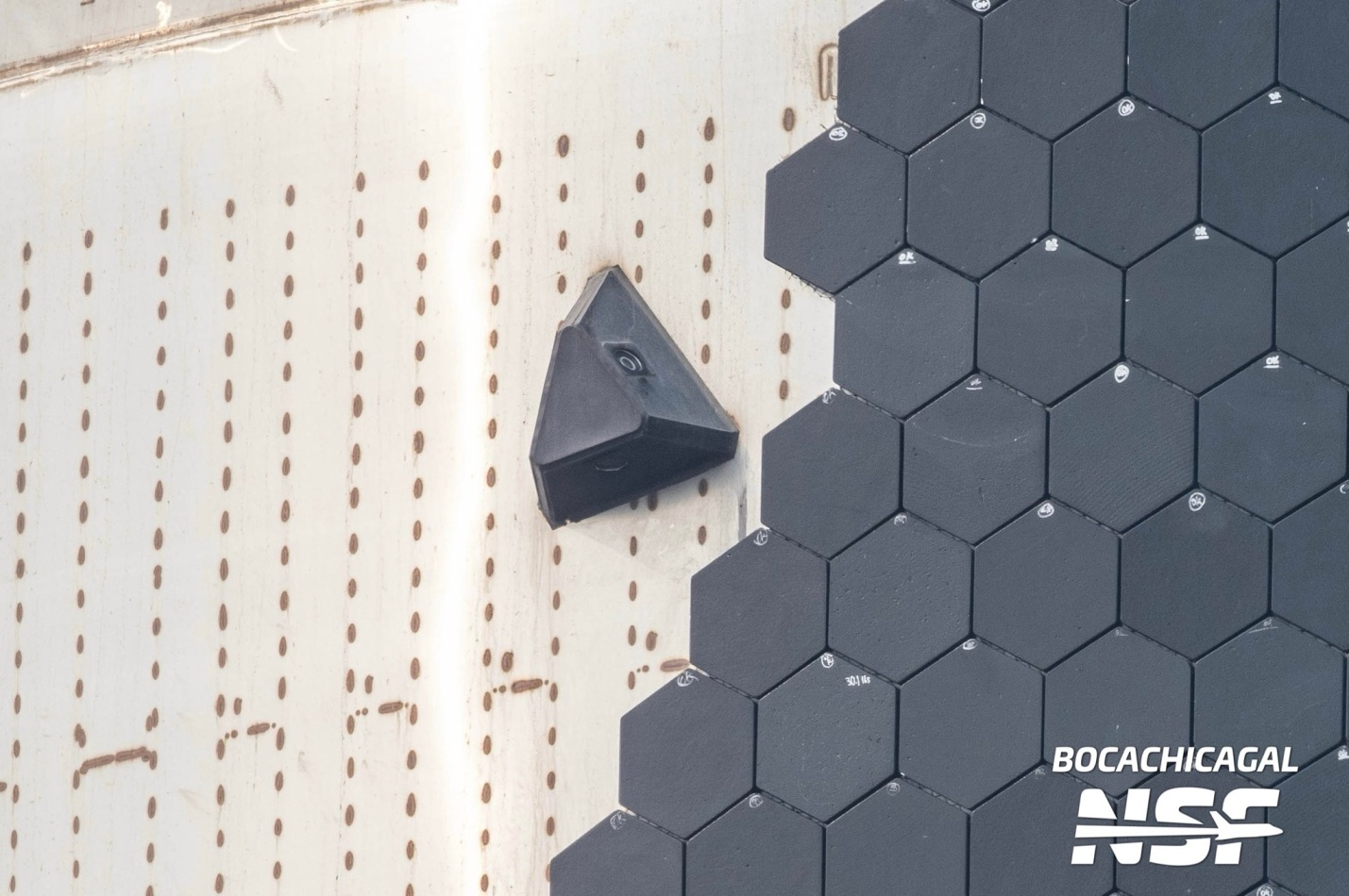Та самая камера, с которой транслировалась завершающая картинка входа Starship в атмосферу (фото NASASpaceFlight.com)