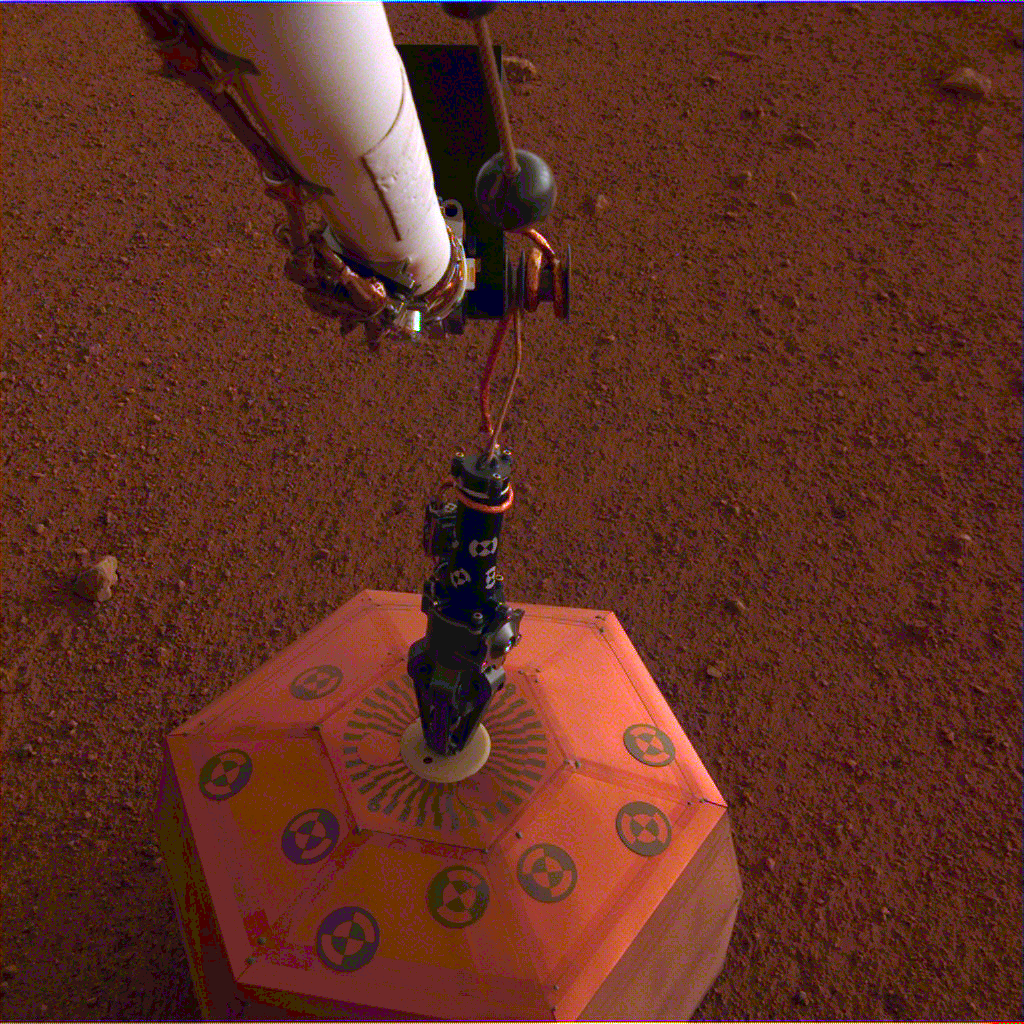 Сейсмометр SEIS, установленный на марсианской поверхности. Фото: NASA / JPL-Caltech