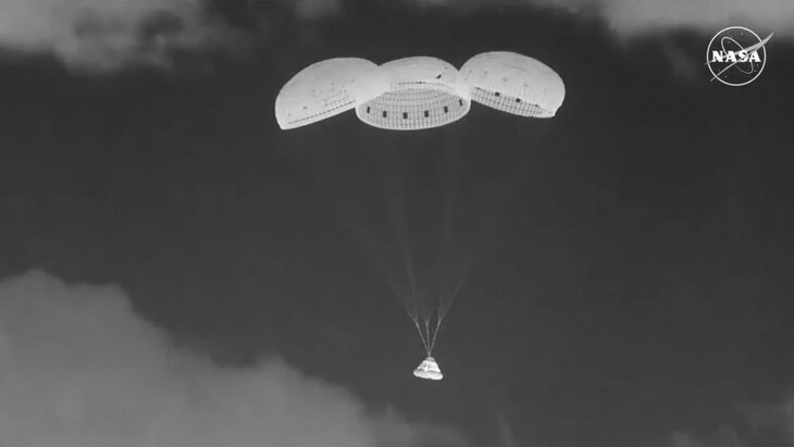 Кадр посадки корабля Starliner из онлайн-трансляции NASA
