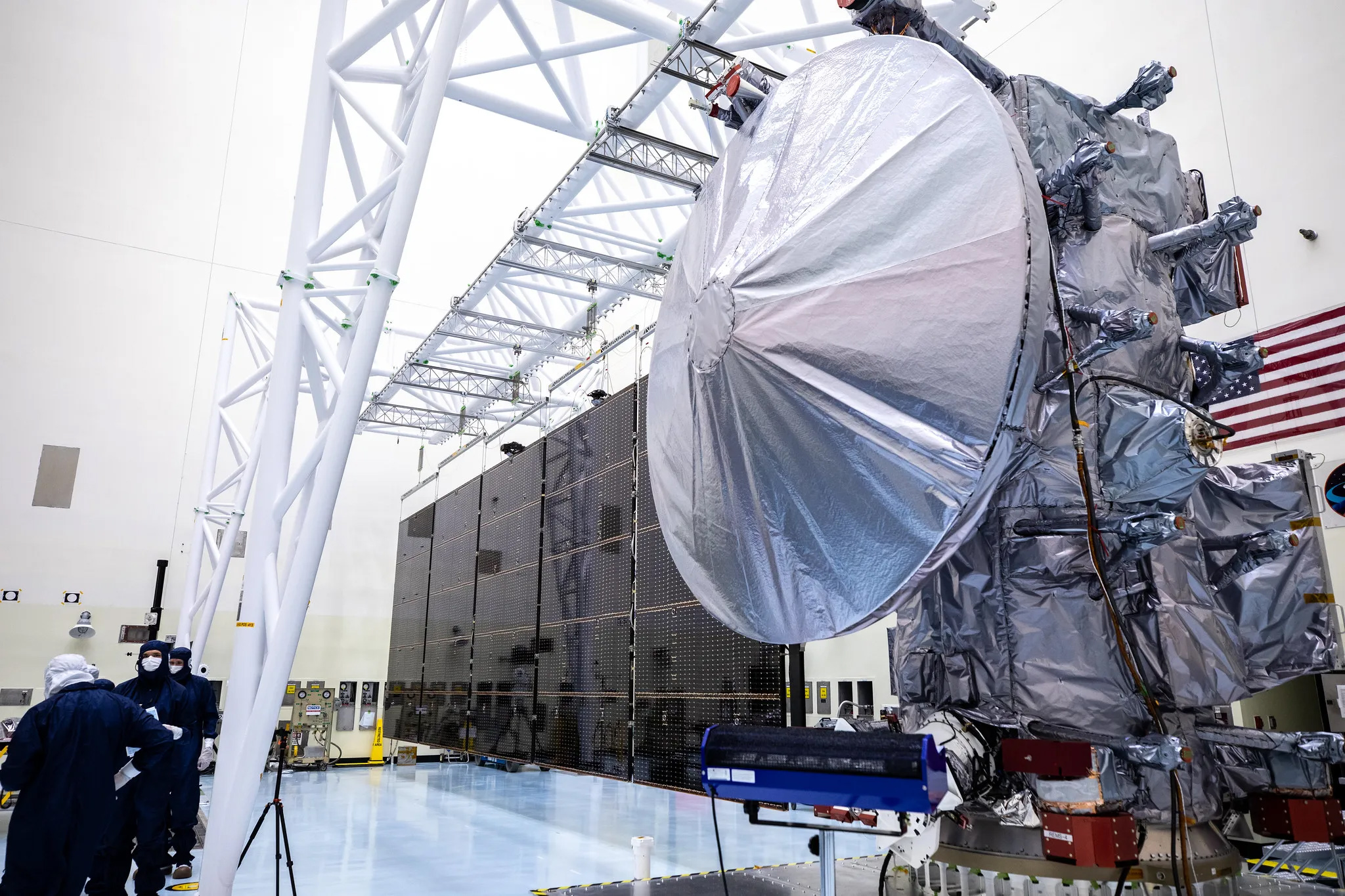 Установка антенны с высоким коэффициентом усиления на аппарат Europa Clipper. Фото NASA / Kim Shiflett
