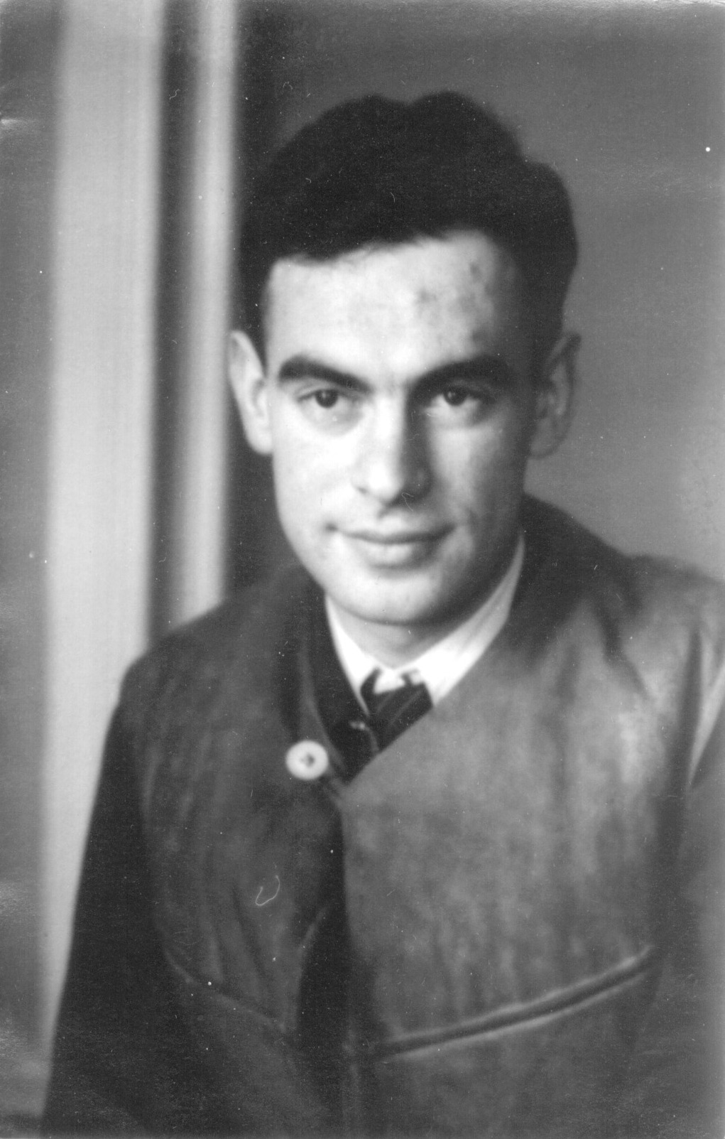 Михаил Моисеевич Бонгард (26.11.1924– 5.8.1971) — специалист в области ки- бернетики и биофизики, автор книги «Проблема узнавания» (1967), один из основоположников теории распознава- ния образов. Выпускник физического фа- культета МГУ, докт. техн. наук. Заведую- щий лабораторией передачи и обработки информации в органах чувств ИППИ АН СССР в 1967–1971 годах.