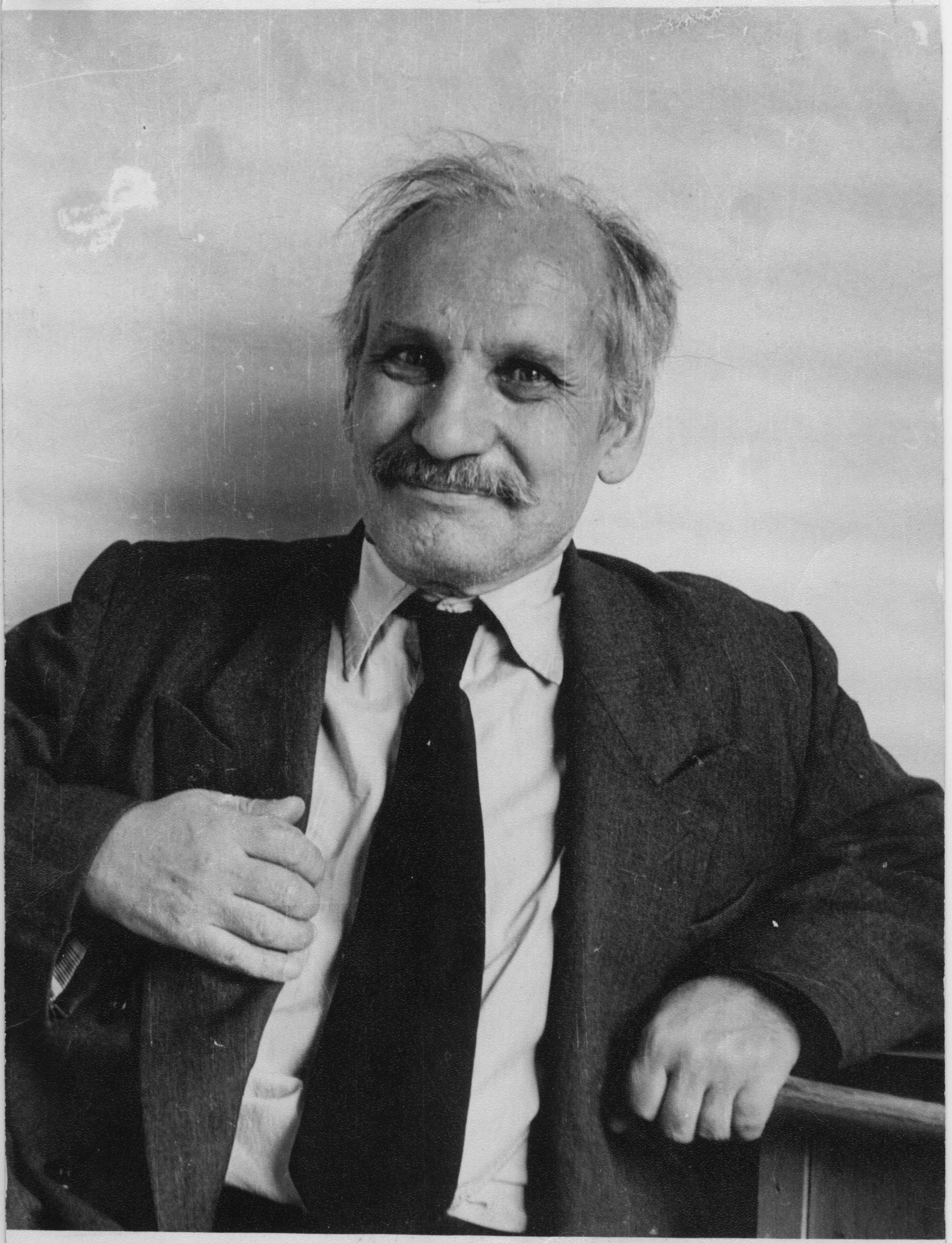 Николай Дмитриевич Нюберг (8.1.1899–21.6.1967) — мате- матик, специалист в области биофизики, основатель матема- тизированной колориметрии. Выпускник гимназии Репман и физико-математического факультета МГУ, докт. физ.-мат. наук. Последние тридцать лет жизни руководил лабораторией био- физики зрения, вначале входившей в состав Института биоло- гической физики, а затем перешедшей в Институт проблем пе- редачи информации АН СССР.