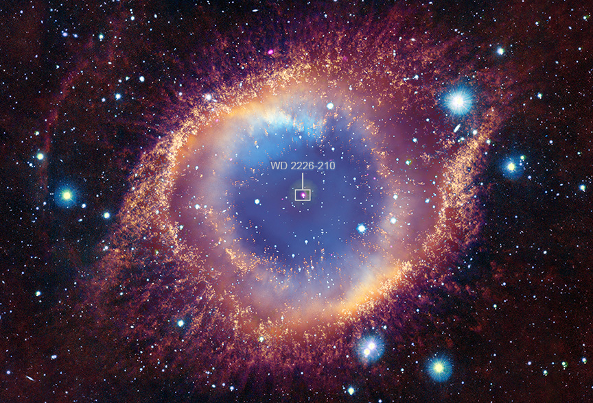 Составное изображение Helix Nebula с указанием положения белого карлика WD 2226-210. Рентгеновское излучение: NASA/CXC/SAO/Univ Mexico/S. Эстрада- Дорадо и др.; ультрафиолетовое излучение: NASA/JPL; оптическое излучение: NASA/ESA/STScI (М. Мейкснер)/NRAO (Т.А. Ректор); инфракрасное излучение: ESO/ VISTA/Дж. Эмерсон; обработка изображений: NASA/CXC/SAO/К. Аркан