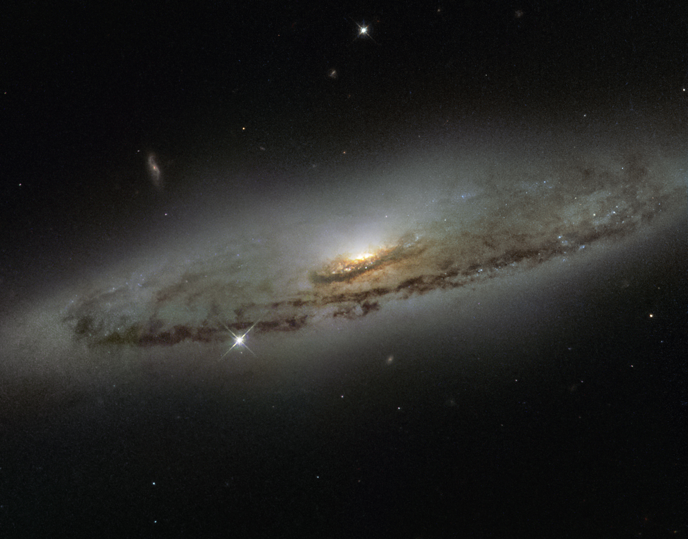 Спиральная галактика NGC 4845. Фото ESA/Hubble & NASA