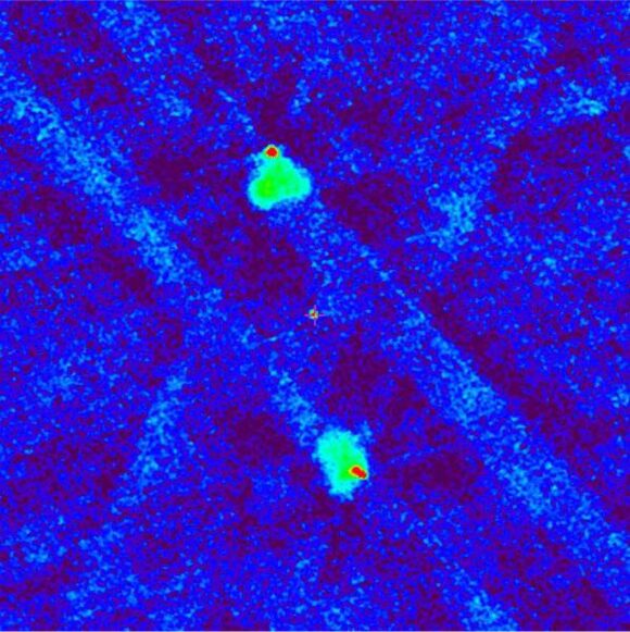Радиоизображение SRGA J2306+1556 на частоте 3000 МГц. Красный крест указывает на положение оптического аналога SRGA J2306+1556. Северный (красная точка в верхней части изображения) и южный (две красные точки в нижней части изображения) компоненты являются горячими точками в расширенных радиолокусах (обозначены зеленым цветом). Иллюстрация из обсуждаемой статьи