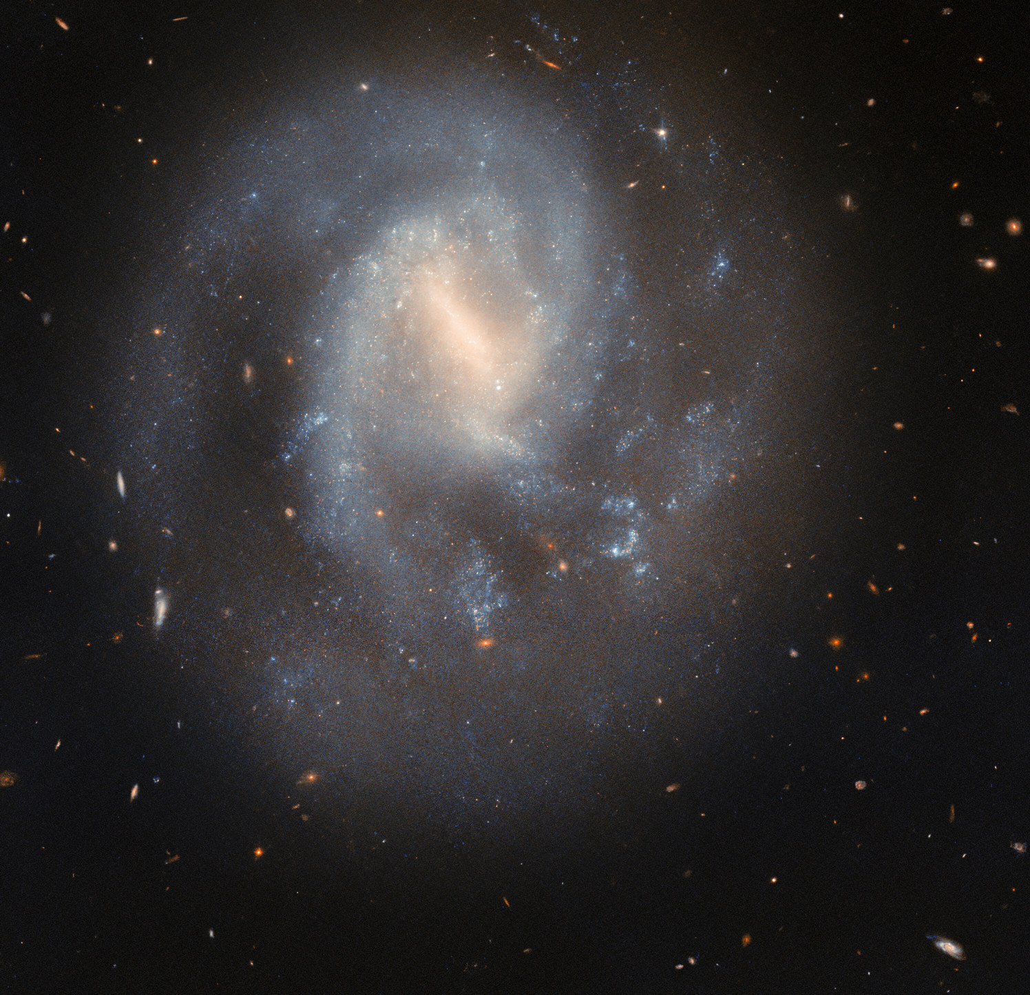 Cпиральная галактика IC 758. Изображение ESA/Hubble & NASA, C. Kilpatrick