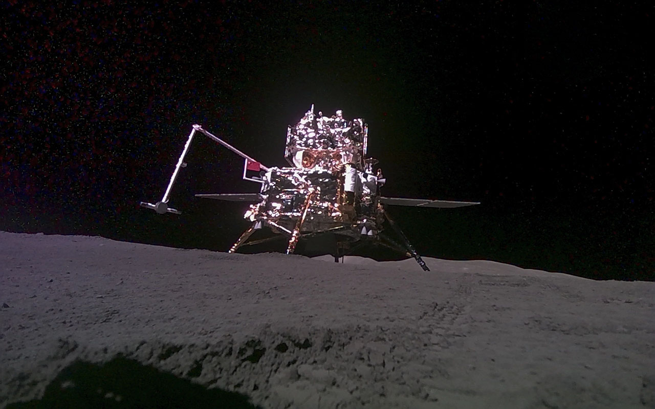 Посадочный модуль Chang’e-6 на обратной стороне Луны. Фото China National Space Administration