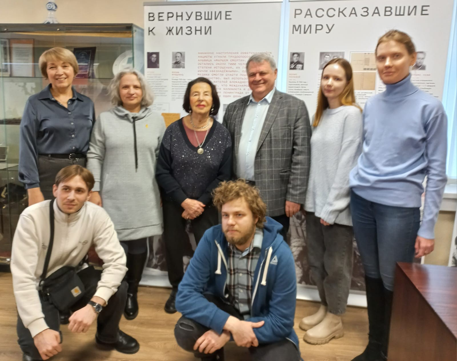 Руководитель образовательных программ Центра «Холокост» Светлана Тиханкина, посол Израиля в РФ Симона Гальперин, сопредседатели Центра «Холокост» писатель Алла Гербер и профессор РГГУ Илья Альтман (в центре) с магистрантами первого курса. 2024 год