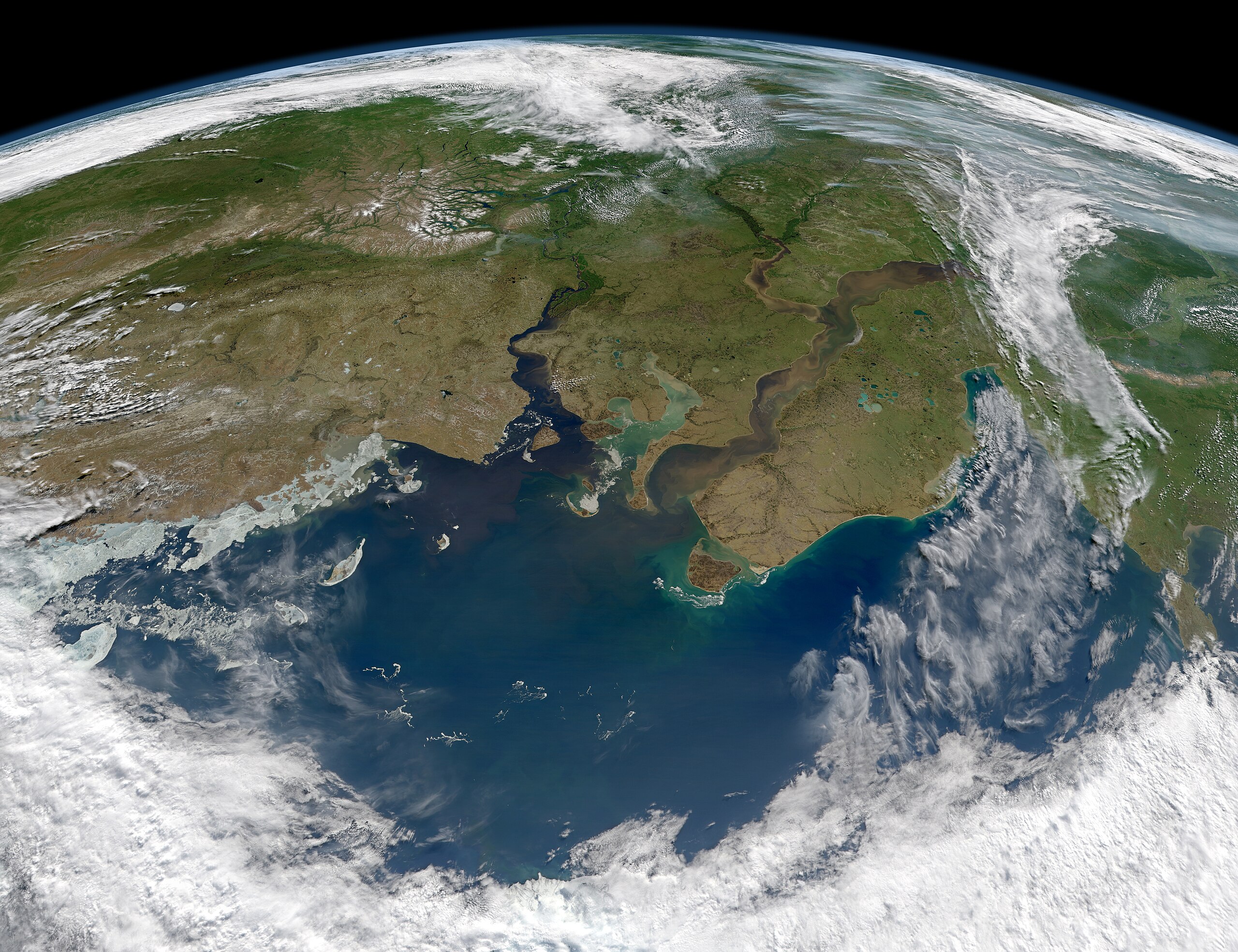 Енисей и Обь (справа) впадают в Карское море. Снимок сделан инструментом MODIS со спутника Aqua. Фото NASA предоставлено Norman Kuring (earthobservatory.nasa.gov/IOTD/view.php?id=78829)