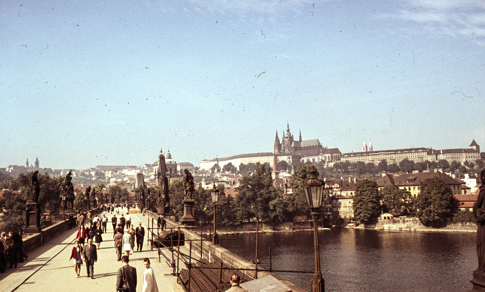 Карлов мост, на заднем плане — Градчаны. Фото FORTEPAN / LHM