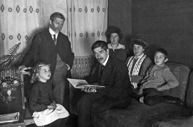 Художник Илья Репин с супругой Натальей Нордман-Северовой (вторая справа) в гостях у Чуковских. Слева — дочь Лида, справа — жена Мария Борисова и сын Николай, Куоккала, 1913. chukfamily.ru