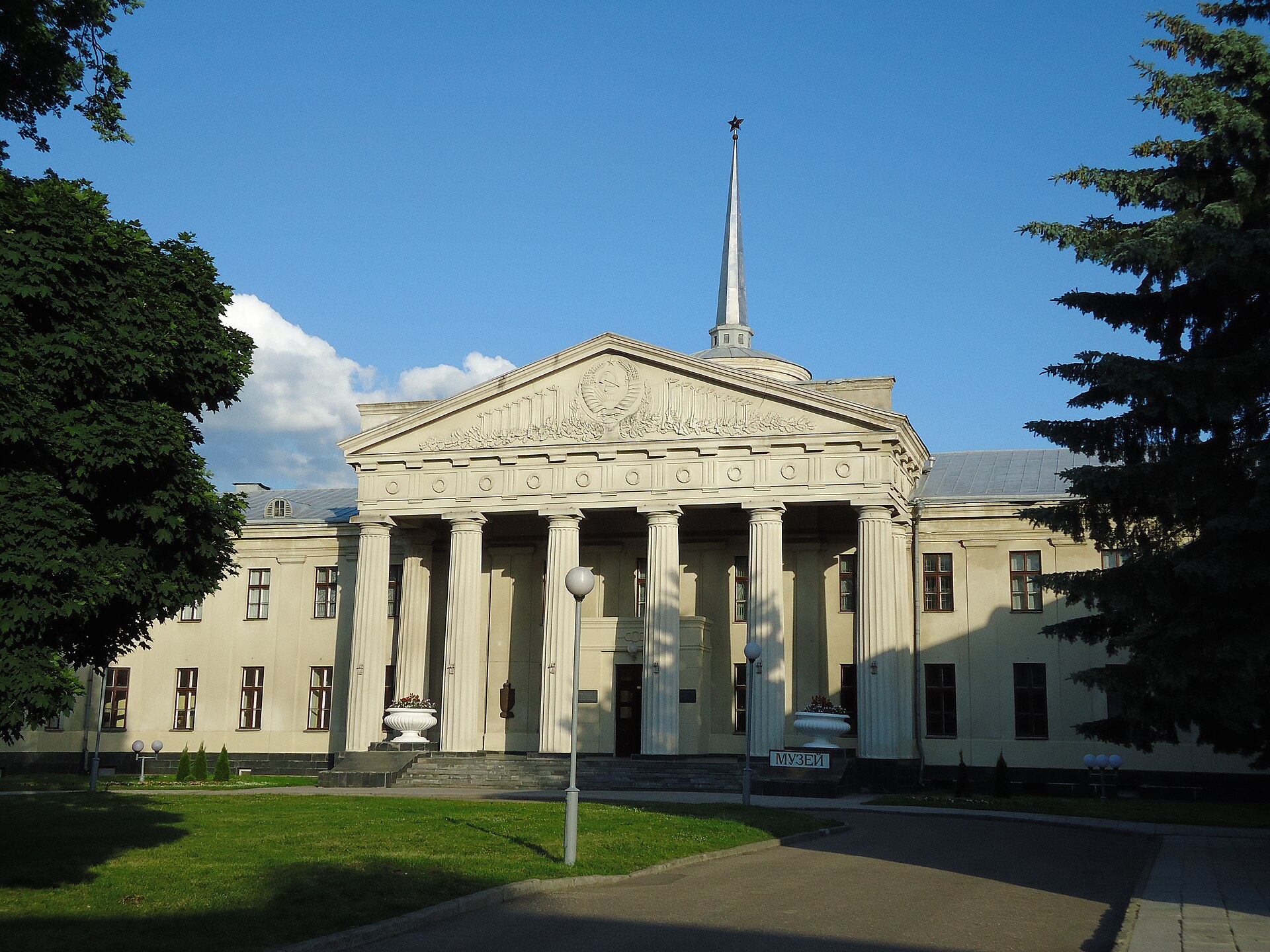 Новый замок в Гродно, бывшая резиденция обкома КПСС. Wikimedia Commons